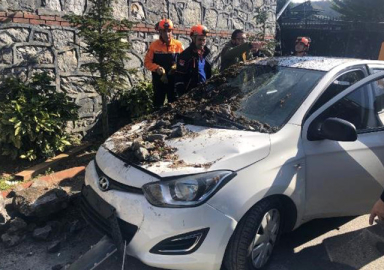 Beykoz'da istinat duvarı çöktü