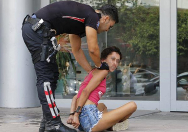 Polise küfür eden genç kız hırsızlıktan tutuklandı!