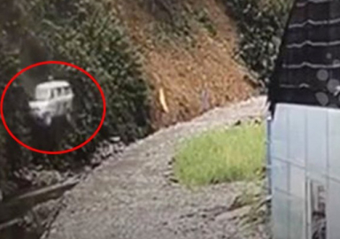 30 metrelik uçurumdan aşağı çakıldı!