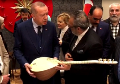 Yavuz Bingöl Erdoğan'a bağlama hediye etti!