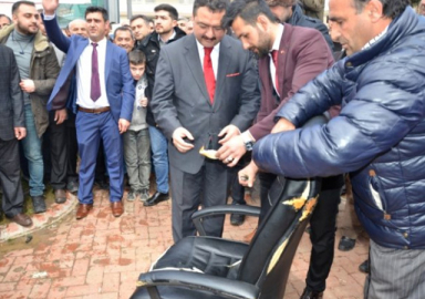 Seçimi kazandı makam koltuğunu yaktı!