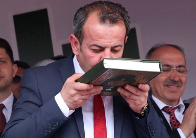 Bolu’da CHP'li Başkan Kuran'a el basıp yemin ederek görevine başladı