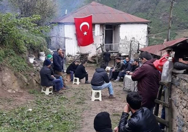 Şehitlerin baba ocağına ateş düştü