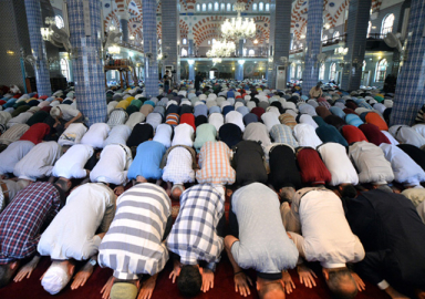 Milyonlarca Müslüman bayram namazı kılmak için camilere akın etti