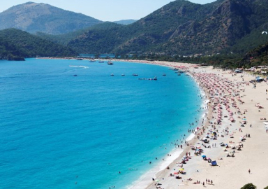 Plajlarda bayram yoğunluğu! 4 km'lik yolu 45 dakikada geçtiler