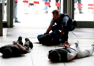 Alman polisinden Müslüman gençlere 'terörist' muamelesi
