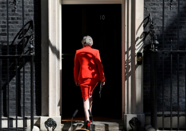 İngiltere Başbakanı May parti liderliğini resmen bıraktı