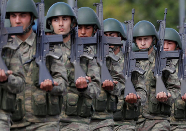 Yeni askerlik sisteminin oylaması ertelendi