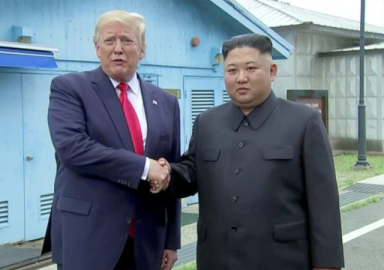 Tarihte bir ilk: Trump sınırı geçti!