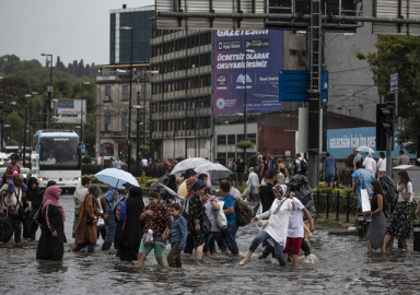 Eminönü'nü sel bastı! 1 kişinin cansız bedeni bulundu