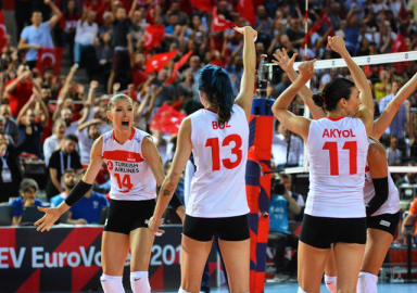 Türk A Milli Kadın Voleybol Takımı Avrupa'da yarı finalde