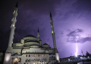 İstanbul’da tüm camilerde sela okundu