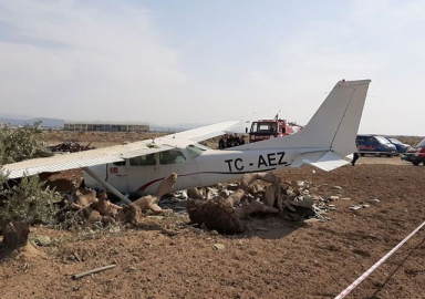 Antalya'da sivil eğitim uçağı düştü!