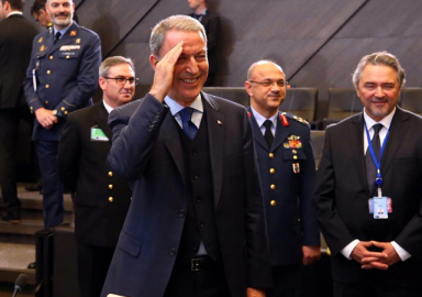 Hulusu Akar'dan asker selamı