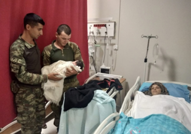 Türk askeri Suriyeli hamile kadını hastaneye yetiştirdi
