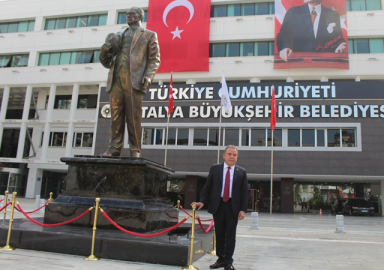 Antalya Büyükşehir Belediyesi girişine Atatürk heykeli