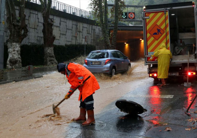 İstanbul'da yağmur trafiği felç etti
