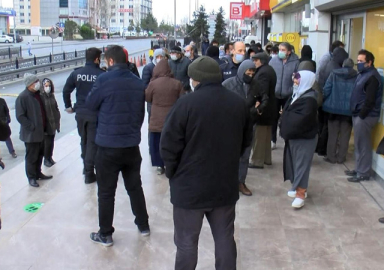 PTT önlerinde kalabalık devam ediyor