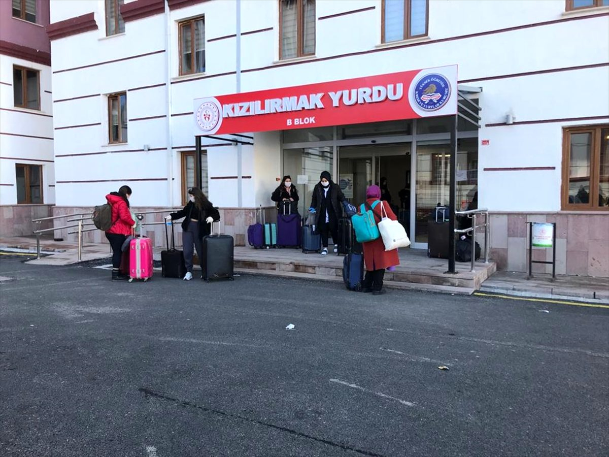 sivas-ta-karantina-suresi-dolan-ogrenciler-13099127_amp