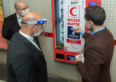İzmir metro istasyonlarında 'maskematik' uygulaması