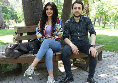 Adana'da, parkta oturan çift sosyal mesafeyi önemsemedi