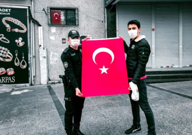 23 Nisan için İstanbul'da 100 bin bayrak dağıtıldı