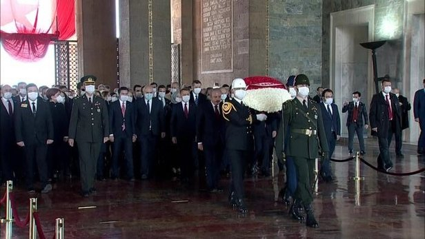 0x0-son-dakika-tbmm-baskani-mustafa-sentop-ataturk-anitina-celenk-birakti-devlet-erkni-anitkabirde-1587624051541