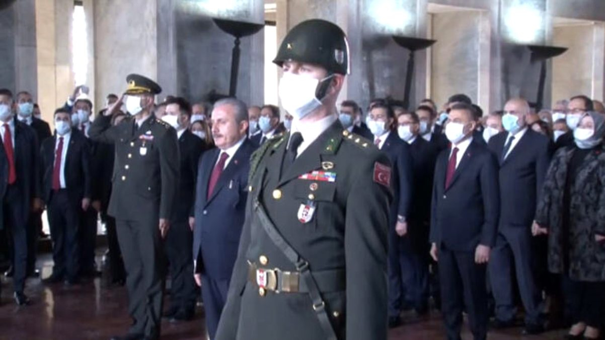 devlet-erkani-maskelerle-ata-nin-huzurunda-13152423_4721_amp