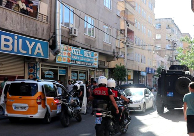 Diyarbakır'da sırtından vurulan polis şehit oldu