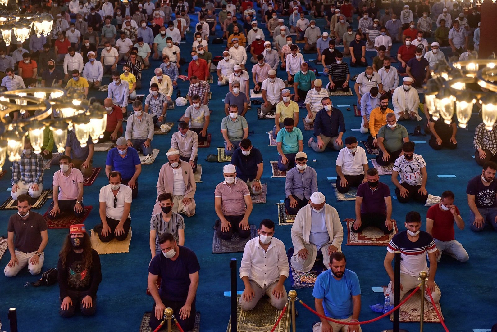 0x0-tarihi-anlar-ayasofya-camiinde-86-yil-sonra-ilk-bayram-namazi-1596169100466