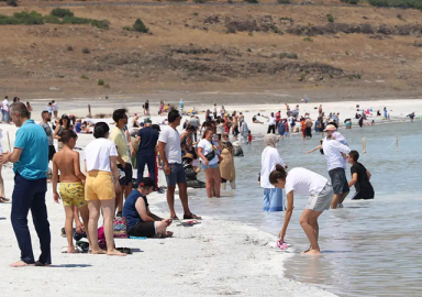 Salda Gölü'nden kil alanlara para cezası uygulanıyor