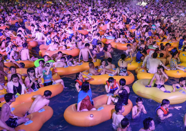 Çin Vuhan'daki havuz partisini savundu: Sıkı tedbirlerin olumlu geri dönüşleri