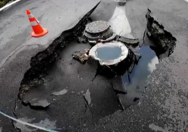 Beşiktaş'ta sağanak yağıştan dolayı yol çöktü, bir araç çukura düştü