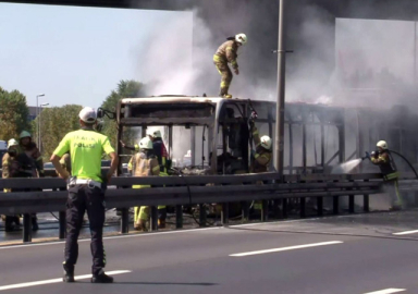 İstanbul, Zeytinburnu'nda bir metrobüs alev alev yandı