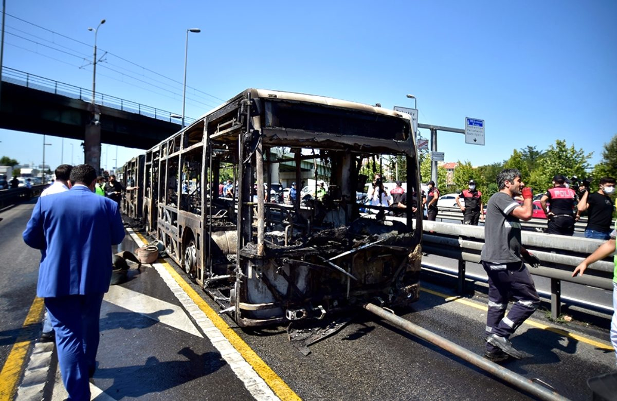 metrobus-yandi-e-5-te-trafik-durdu-13538135_amp