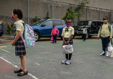 New York'ta Kovid-19 nedeniyle iki kez ertelenen okullar açıldı