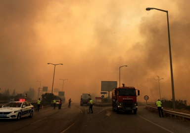 Hatay'daki yangın yerleşim yerlerine sıçradı
