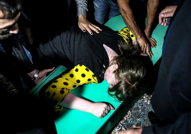 Yürek yakan görüntü! Azerbaycan'da cenazeler akşam defnedildi