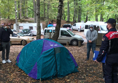 Karantinada olması gerekirken Yedigöller'e giden 2 kişi, yurda yerleştirildi