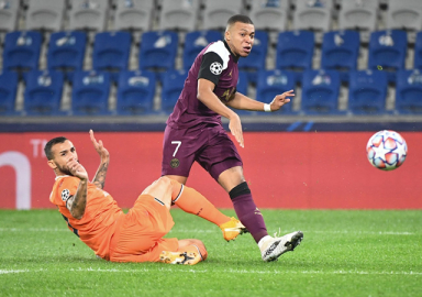 Başakşehir, evinde ağırladığı PSG'ye boyun eğdi