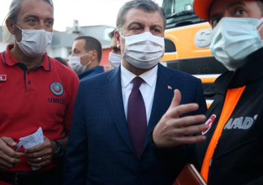 Bakan Koca: Afetle mücadele ederken salgına yenik düşmemeliyiz