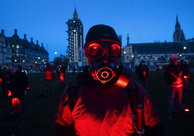 İngiltere'de 1 aylık sokağa çıkma yasağı