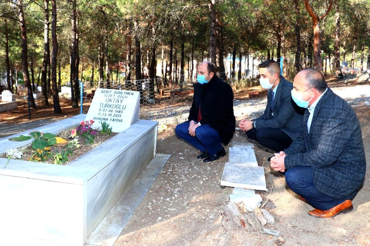 sehit-ogretmen-oktay-turkoglu-kabri-basinda-a-13755865_amp