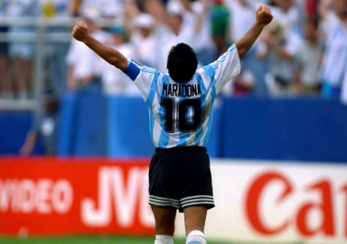 Efsane futbolcu Diego Armando Maradona hayatını kaybetti