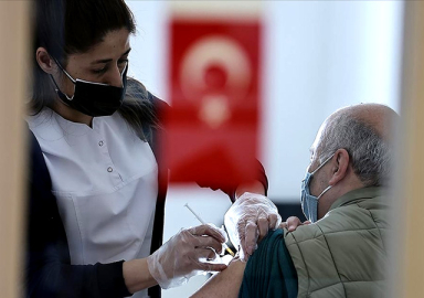 Türkiye'de iki doz aşı olanların sayısı 10 milyonu geçti