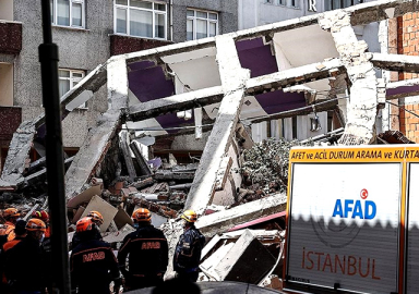 Zeytinburnu'nda 5 katlı bina çöktü