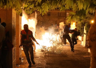 İsrail polisi Mescid-i Aksa'ya girerek cemaate saldırdı