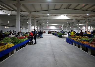 Pazar esnafı tezgahlarını açtı