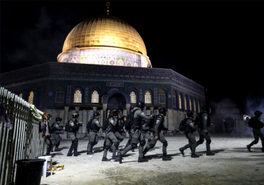 İsrail polisi yeniden Mescid-i Aksa’daki cemaate saldırdı