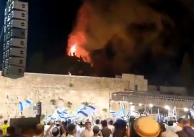 İsrailliler Mescid-i Aksa'da çıkan yangını sevinçle izledi